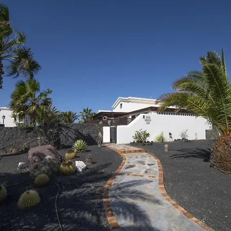 Sensational 3 Bedrooms Myoga Spacious Sun Terrace Outdoor Pool And Bbq Montana Roja Willa Playa Blanca (Lanzarote)