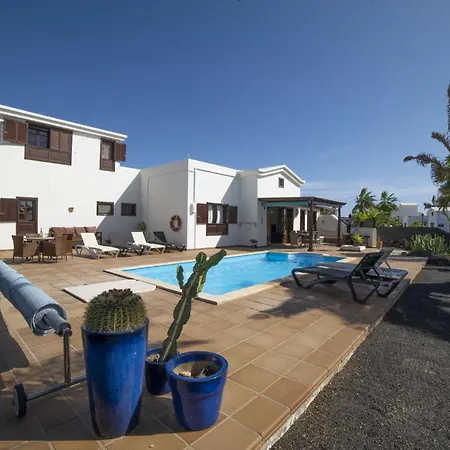 Βίλα Sensational 3 Bedrooms Myoga Spacious Sun Terrace Outdoor Pool And Bbq Montana Roja Πλάγια Μπλάνκα